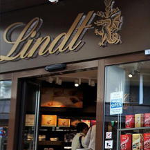 大名鼎鼎的Lindt瑞士莲巧克力的店